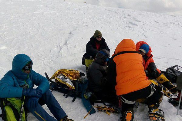 Існує тверде правило у альпіністів: на висоті 6 тис. метрів людей не рятують! Але цей хлопець не зміг виконати це правило!. Неймовірна історія порятунку.