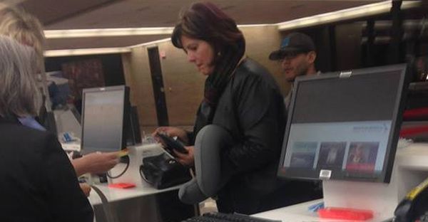 Фотографія жінки, яка стоїть в будівлі аеропорту, миттєво розлетілася Мережею! І незабаром ви зрозумієте причину. Світ живий, доки існує доброта і щирість.