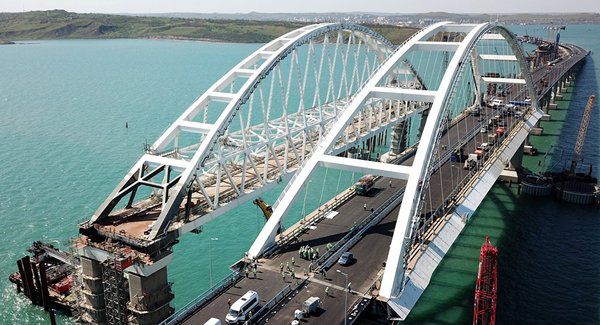 ЄС ввів санкції проти компаній, причетних до будівництва мосту до Криму. У ЄС ухвалили рішення про введення санкцій проти компаній, причетних до незаконного будівництва Керченського мосту.