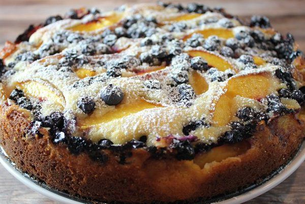 Рецепт дня: пиріг з чорницею і персиками. Він готується на основі грецького йогурту.