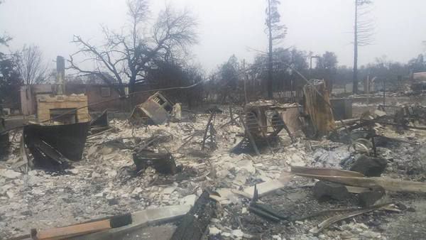 Вогняний торнадо повністю зруйнував будинок у Каліфорнії. Його господар ледве врятувався, але встиг зняти все на відео. Вогняний торнадо зруйнував будинок у Каліфорнії.