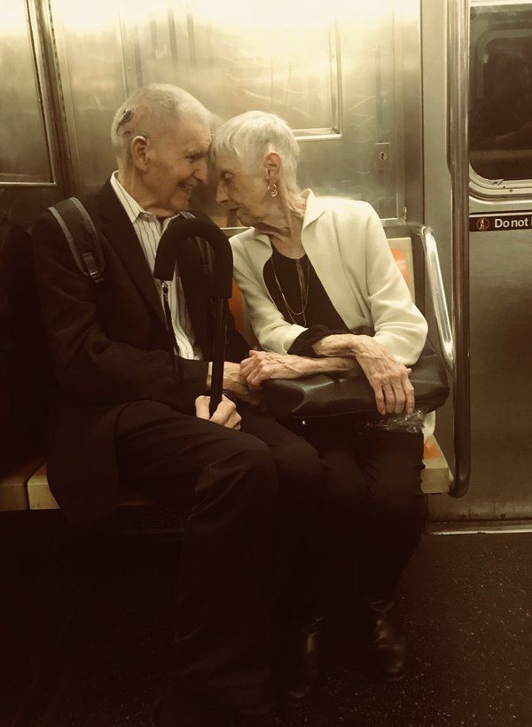 Як виглядають ідеальні стосунки. Хлопець зробив фото закоханої пари в метро, і це історія тривалістю в 65 років. Закохана пара в метро стала зірками в соцмережах. 65 років зворушливої історії в одному фото.