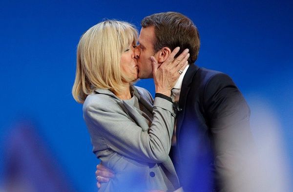 У Мережу потрапили ексклюзивні фотографії Бріжит Макрон до її знайомства з майбутнім президентом Франції. З роками стала тільки краще.