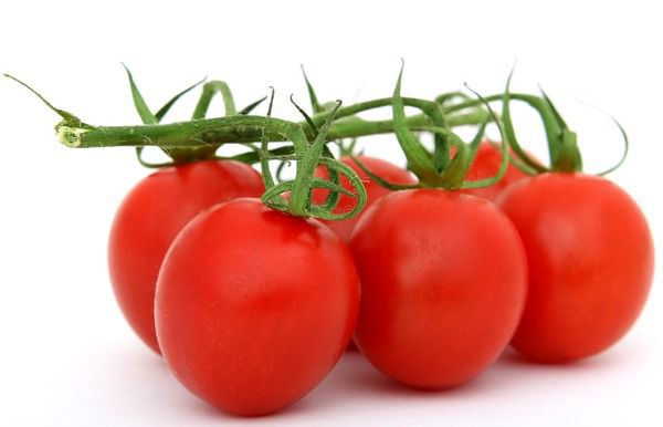 В'ялені томати тривалого зберігання без холодильника. Стиглі і цілі помідори добре помити, розрізати вздовж на дві частини.
