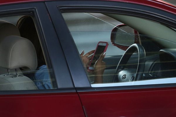 Гонщик показав, чим можуть закінчитися розмови по телефону за кермом. Активне використання смартфона при водінні авто збільшує ризик ДТП в 20 разів.