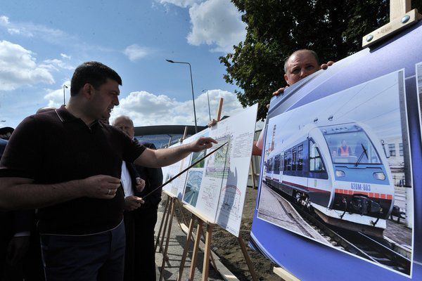 Гройсман похвалився будівництвом залізничного експреса в Бориспіль. Будівництво експреса з Києва в аеропорт "Бориспіль" планують завершити до 1 грудня.