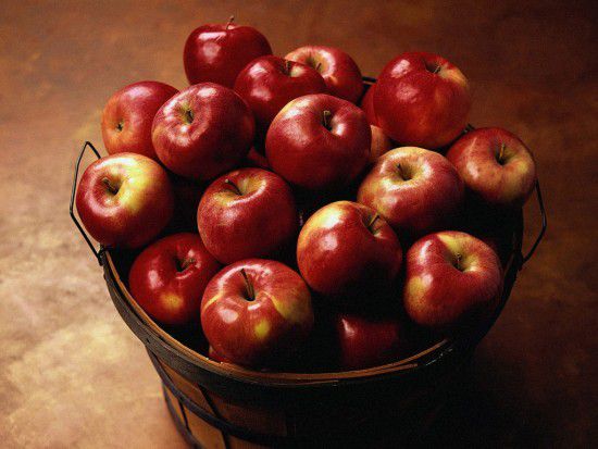 Кілька причин піти і купити собі яблук. Вони входять в щоденний раціон безлічі людей, будучи не тільки джерелом вітамінів, але і просто дуже смачним фруктом.