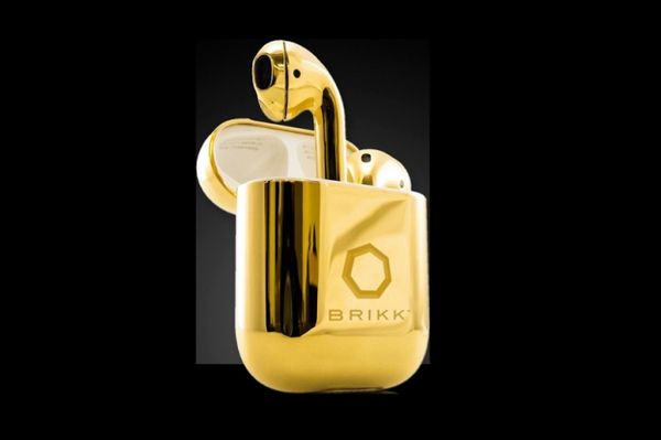 Навушники Apple  покрито 24-каратним золотом. Компанія Brikk зробила кастомну пару бездротових навушників Apple.