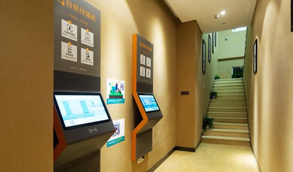 У Китаї з'явився перший готель з роботами замість персоналу. У  готелі Smart LYZ, що з'явився в місті Ченду, немає персоналу в звичному сенсі цього слова. Забронювати номер можна на сайті готелю в Wechat.