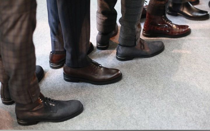 З шкарпетками чи без? 10 видів чоловічого взуття, які варто нарешті навчитися правильно носити. Ми вирішили раз і назавжди розібратися в правилах поєднання пари "взуття — шкарпетки», а заразом дізналися, який одяг підходить до кожної моделі.