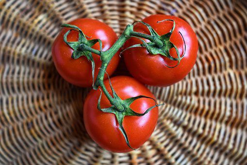 Медики розповіли, чому варто виключити зі свого раціону помідори. Медики пояснили, що популярний інгредієнт для салатів — помідор — корисний не для всіх.
