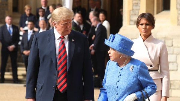 Трамп заявив, що королева Єлизавета II змусила його чекати під час візиту. Дональд Трамп поскаржився на Єлизавету II, яка змусила його чекати.