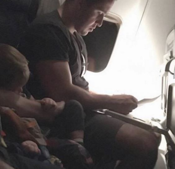 Кремезний чоловік, який летів в літаку, зробив щось приголомшливе для малюка, який сидів у сусідньому кріслі!. Жінка зрозуміла, що ніколи не можна судити книгу по обкладинці.