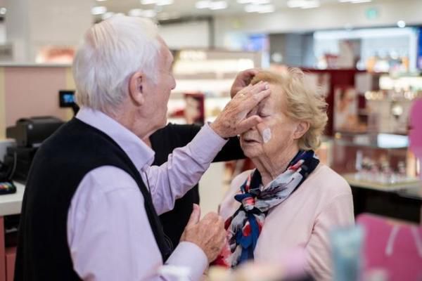 84-річний чоловік навчився робити макіяж своїй дружині до того, як її наздожене сліпота. На що тільки не підеш, аби твоя кохана відчувала себе щасливою жінкою.