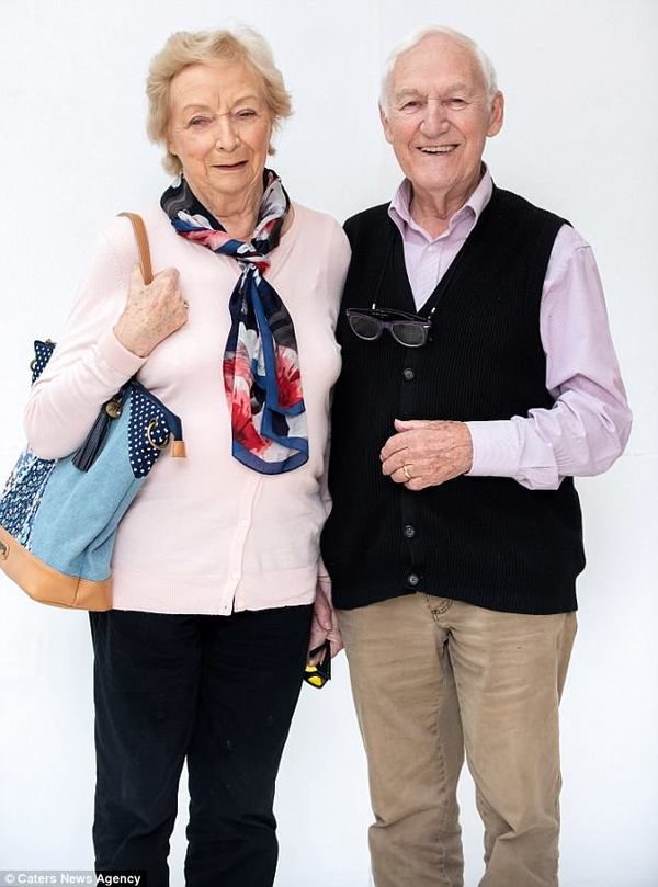 84-річний чоловік навчився робити макіяж своїй дружині до того, як її наздожене сліпота. На що тільки не підеш, аби твоя кохана відчувала себе щасливою жінкою.