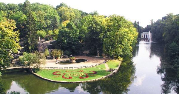 Чим знаменитий Софіївський парк в місті Умань?. На Україні в Черкаській області є невелике місто Умань, в якому знаходиться знаменитий парк Софіївка.