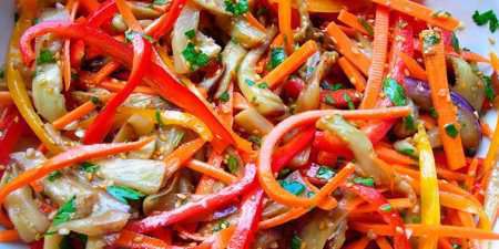 Правильне харчування на вечерю: салат з кабачків. Доповни свій літній раціон цим корисним салатом з мінімальною калорійністю.
