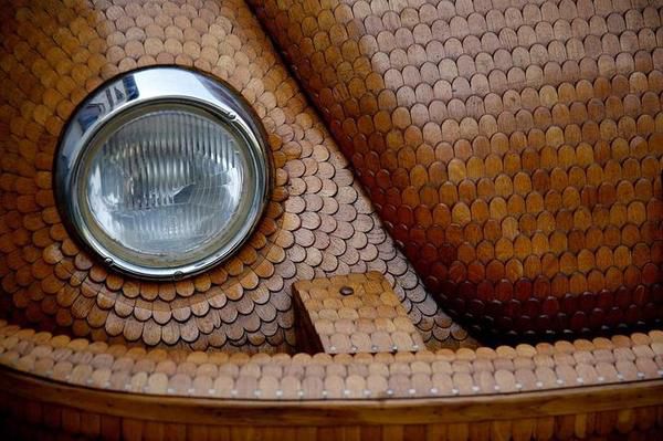 Пенсіонер зробив повністю дерев'яний «Фольксваген-жук» більш ніж з 50 000 окремих шматків дуба. На створення цього шедевру у нього пішло більше двох років.