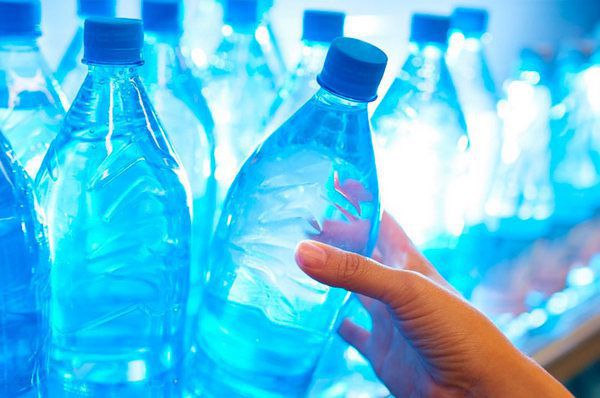 Чому не можна повторно використовувати пластикові пляшки від води. Є дві істотні обставини, дізнавшись про які, зовсім не захочеться перезаповняти пластикову тару.