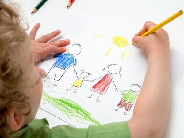 Дитина малює сім'ю: як аналізувати малюнок. Щоб дізнатися, як насправді йдуть справи в твоїй сім'ї, які є проблеми і як їх вирішити, попросити дитину намалювати сімейний портрет.