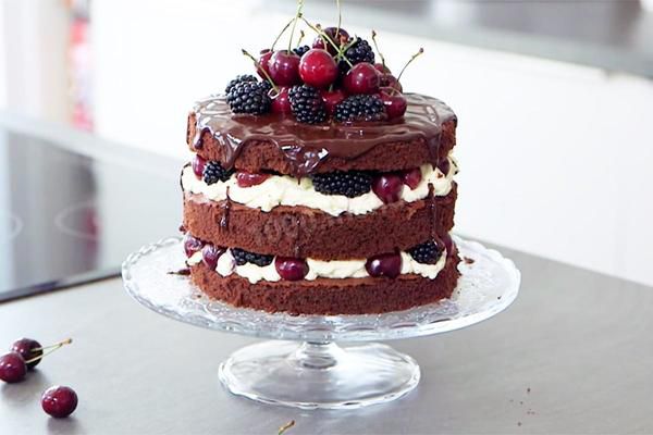 Простий сметанний торт з вишнею: без модних глазурей і велюр, але дуже смачний. Рецепт простого торта, де приголомшливе поєднання вишні та сметанного крему роблять його найсмачнішим з усіх  тортів.