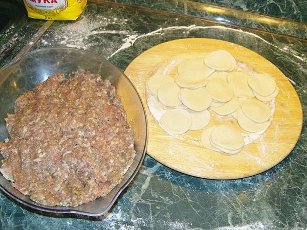 Секрети найвкусніших пельменів. Зараз, слово пельмені у більшості населення, викликає асоціацію з різнокольоровими пачками різних найменувань які чим-то, смутно нагадують справжні  пельмені.