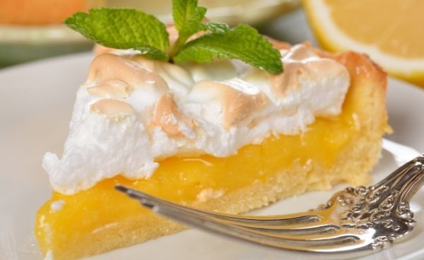 Смачний літній десерт з легкою кислинкою. Рецепт лимонного пирога на пісочно-дріжджовому тісті.