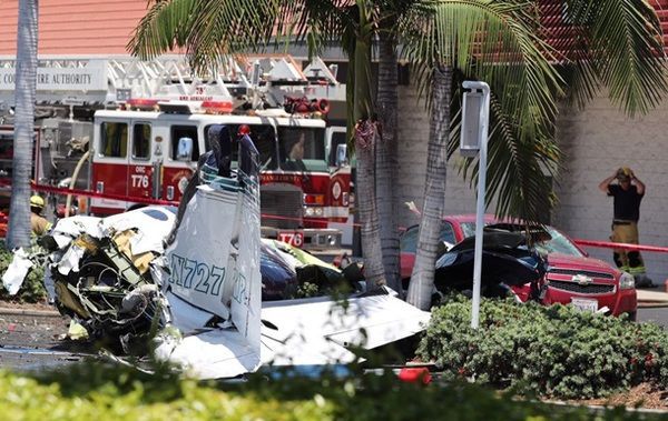 У Каліфорнії літак впав на автостоянку. У Каліфорнії повітряне судно впало прямо на парковку для автомобілів біля магазину.