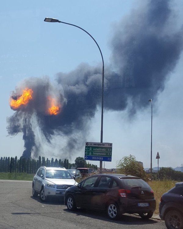 Опубліковані фото  потужного вибуху біля аеропорту Болоньї. Вибух прогримів в результаті зіткнення двох грузовиків, один з яких перевозив цистерну з пальним.