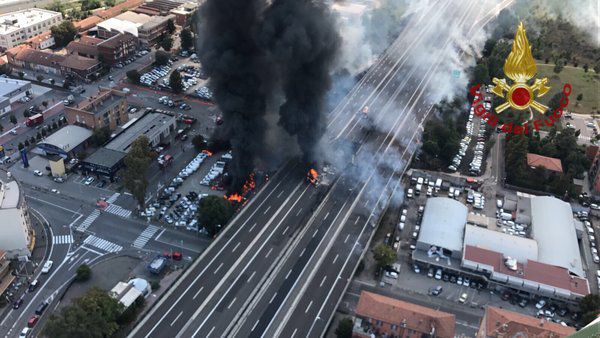 Опубліковані фото  потужного вибуху біля аеропорту Болоньї. Вибух прогримів в результаті зіткнення двох грузовиків, один з яких перевозив цистерну з пальним.