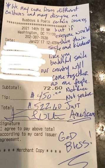 Офіціантка була неймовірно здивована, коли побачила записку, залишену "ковбоями". Не важливо яка раса, важливо завжди залишатися людьми.