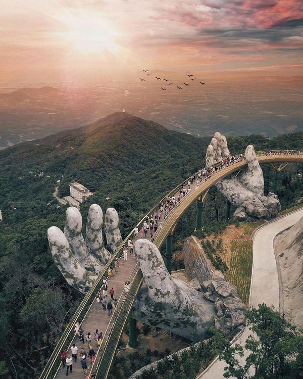 Захоплюючий дух міст у В'єтнамі недавно відкрився, і кожен захоче побачити його наживо. Це схоже на кадри з Володаря кілець.