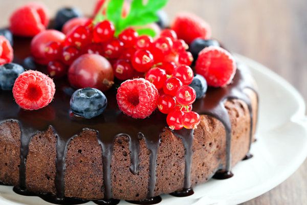 Рецепт дня: шоколадний пиріг з ягодами і глазур'ю. Смачний і красивий літній десерт.
