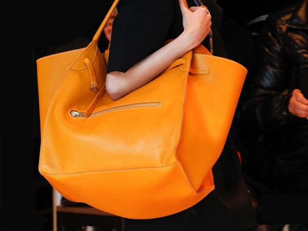 "Торби" знову в моді: огляд модних сумок осені 2018. Ми не будемо заперечувати, що наймодніші сумки сезону – це поясні і маленькі, але вмістити все, що необхідно справжній жінці в цю сумку просто неможливо, тому в моду повертаються торби.