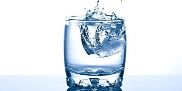 Чи може вода бути простроченою. Бутильована вода, через хімічні домішки, може неблаготворно впливати на репродуктивну функцію.