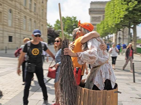 Знамениту російську Бабу Ягу помітили в Монако і у Франції. Казковий персонаж з Росії справив фурор серед іноземців.