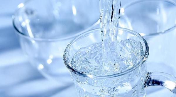Це не корисно! 6 міфів про вживання води. Щодо вживання води можна почути багато різних рекомендацій.