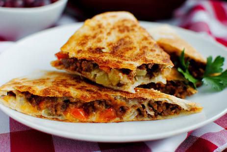 Неперевершена мексиканська кесаділья з яловичиною і соусом гуакамоле. Дізнайтеся, як правильно приготувати популярну мексиканську закуску.