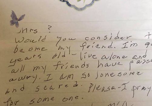 Жінка повернулася додому і знайшла записку від своєї 90-річної сусідки, яку вона ніколи в житті не бачила!. Не забувайте піклуватися про літніх людей, адже їм як нікому іншому потрібна увага і спілкування.