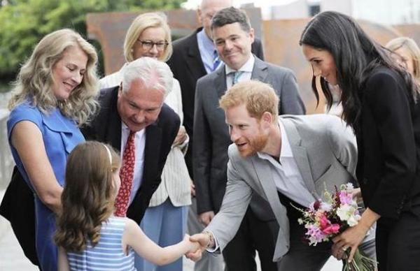 3-річний хлопчик доторкнувся до герцогині. Ось як відреагував принц Гаррі. Принц Гаррі зробив вигляд, що ревнує свою дружину до хлопчика і погрозив пальцем.