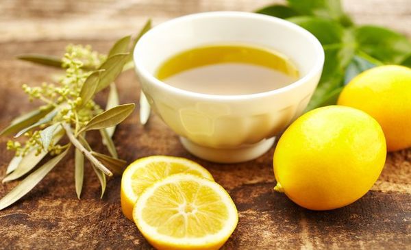 Вичавіть 1 лимон, змішайте з 1 столовою ложкою оливкової олії. Рецепт простий і має значення для здоров'я.