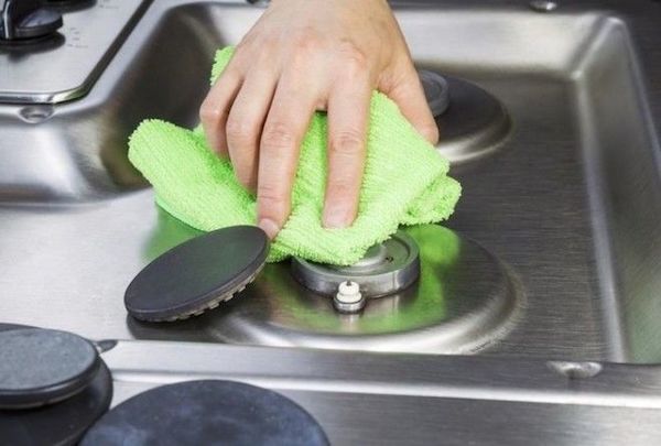 Щоб не так часто мити кухонну плиту, господиня придумала, як надійно захистити її. Всі знають, як складно впоратися зі слідами підгорілого жиру на поверхні.