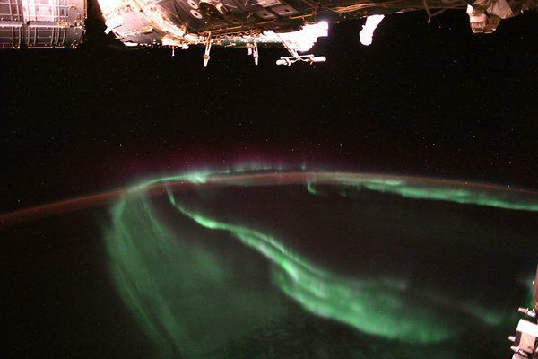Знімки полярного сяйва, які вдалося зробити через ілюмінатор Міжнародної космічної станції. Астронавт показав полярне сяйво з космосу.