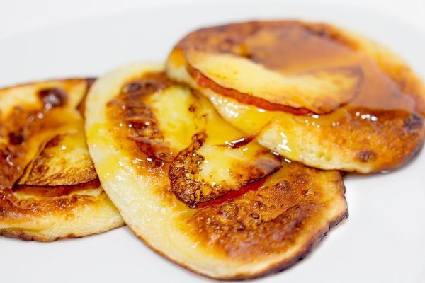 Рецепт дня: рум'яні оладки з яблуками на кефірі. Легкий рецепт смачних яблучних оладок, які відмінно підійдуть як для сніданку, так і для десерту.