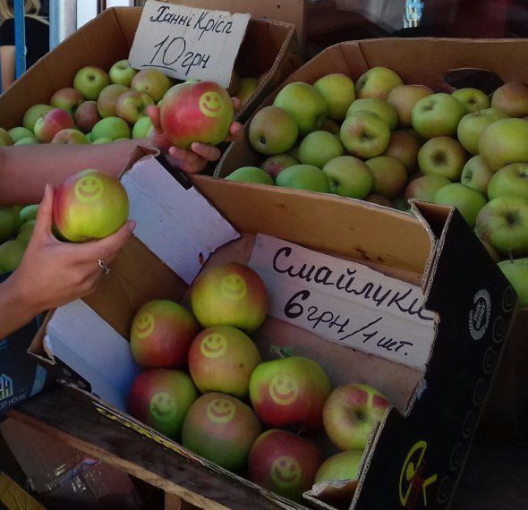 Вінницький фермер продає яблука-смайлики. Усміхнені яблука сорту "Ханне Крисп" купують по 6 грн за штуку.