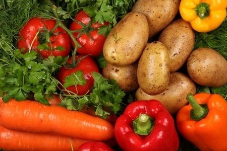 Нітрати в овочах можна визначити візуально, без спеціальних аналізів. Пестициди – жахлива і шкідлива погань, в цьому ніхто не сумнівається. Але зате вони спрощують і здешевлюють виробництво овочів і фруктів, тому багато виробників ними охоче користується.