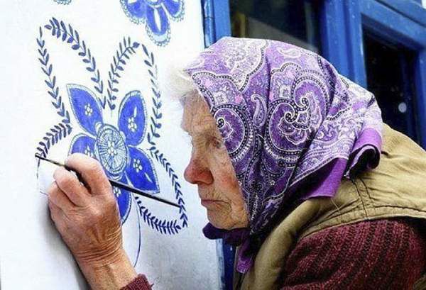 90-річна художниця перетворила ціле село в справжній витвір мистецтва. Вік-це лише цифри в паспорті.
