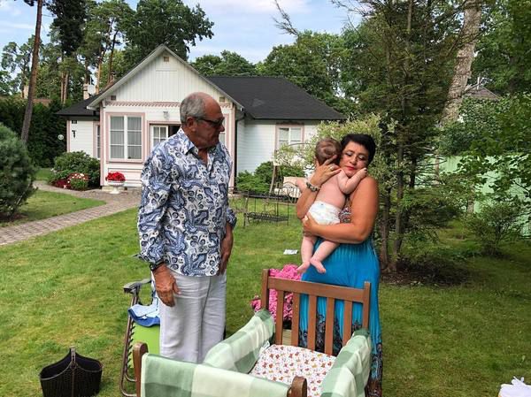 56-річна дружина Еммануїла Віторгана  показала фото сімейного відпочинку. П'ять місяців тому Еммануїл Віторган шокував громадськість звісткою про те, що в свої 78 років він знову став батьком.