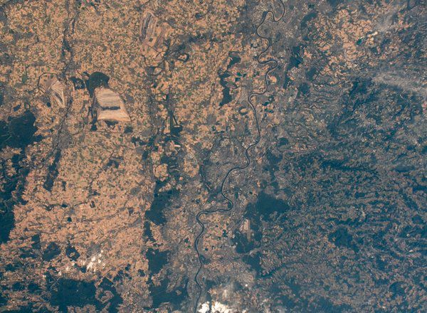 Німецький астронавт показав лякає фото засихаючої Європи. Все, що повинно бути зеленим, тепер коричневе.