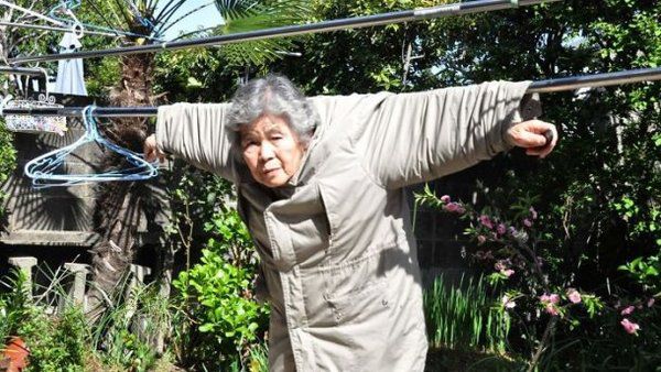 90-річна бабуся з Японії продовжує завойовувати соцмережі своїми життєрадісними фото. Такого ви точно ще не бачили: знімки цієї бабусі це щось неймовірне.